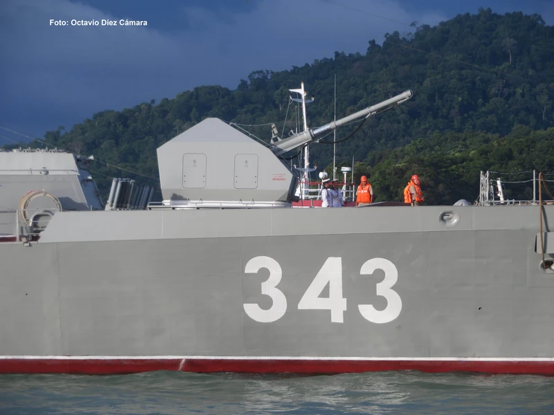 El cañón proel de 130mm incorpora un mantelete furtivo y justo detrás se observan lanzadores de sistemas chaff y de interferencia infrarroja. Foto: Octavio Díez Cámara